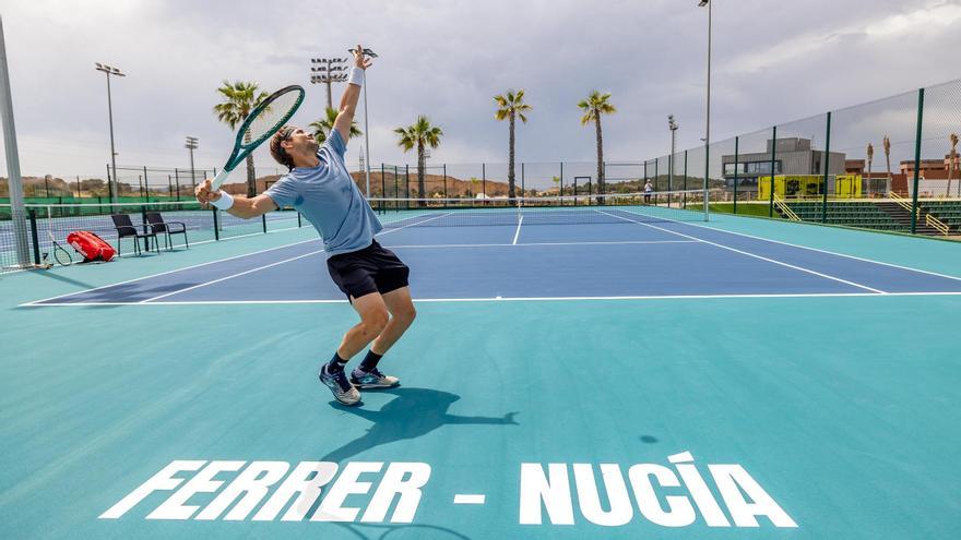 David Ferrer realiza un servicio en una de las dos pistas estrenadas en su academia en La Nucía.