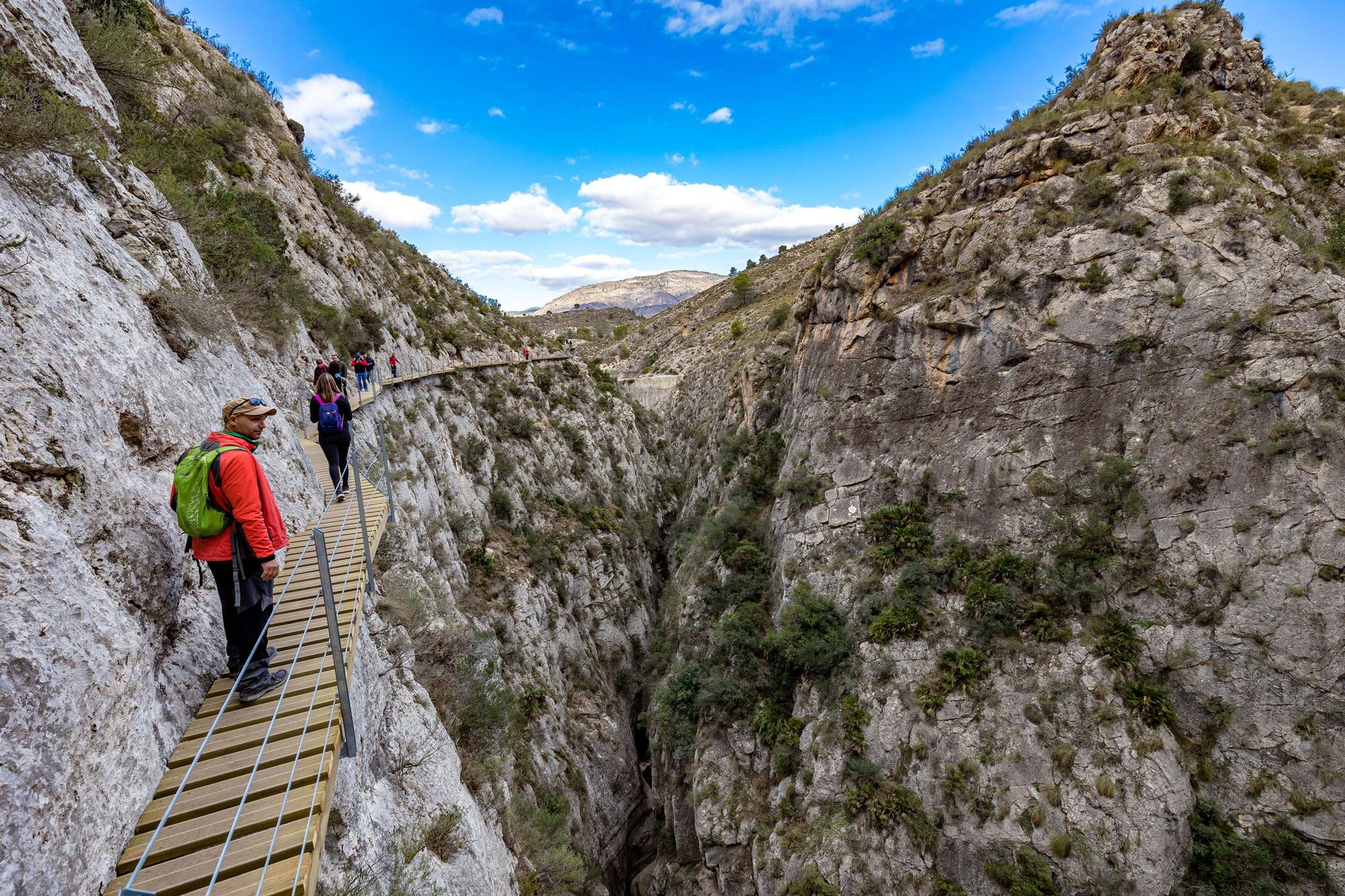 Una decisión que ha tomado el Ayuntamiento de esta pequeña localidad tras la "masiva afluencia" de turistas que se ha producido en las últimas semanas y que ha llevado a la necesidad de regular el acceso.