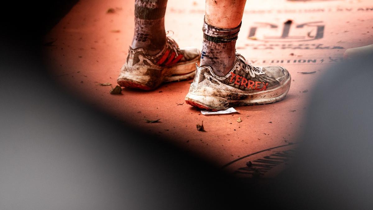 Los zapatos de un corredor al finalizar la carrera