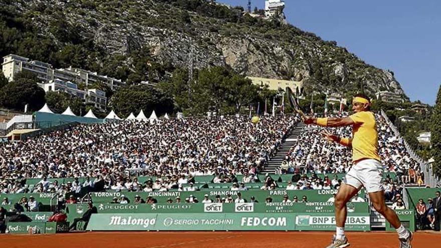 Nadal devuelve la pelota en su partido ante Thiem en una pista central abarrotada del Montecarlo Country Club.