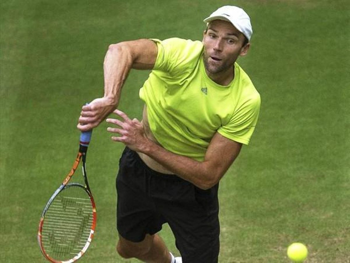 Ivo Karlovic serveix durant el seu partit a Halle contra Tomas Berdych, en què va connectar 45 sacades directes.