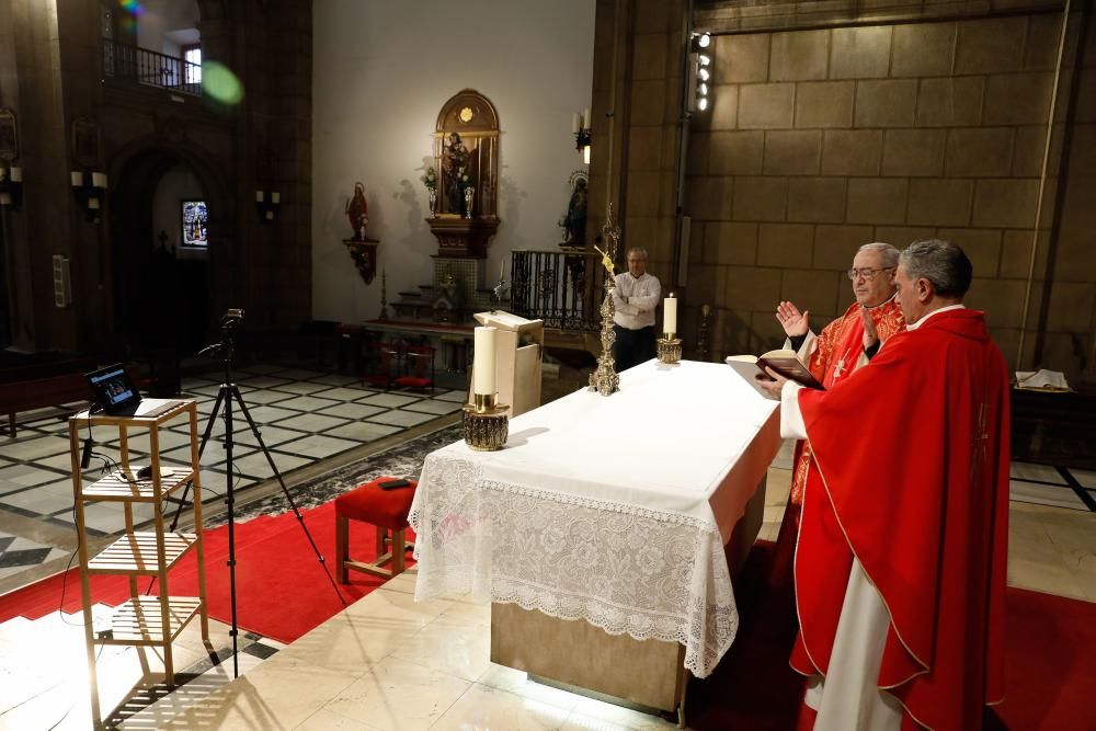 Los sacerdotes de Gijón ofician misa por internet