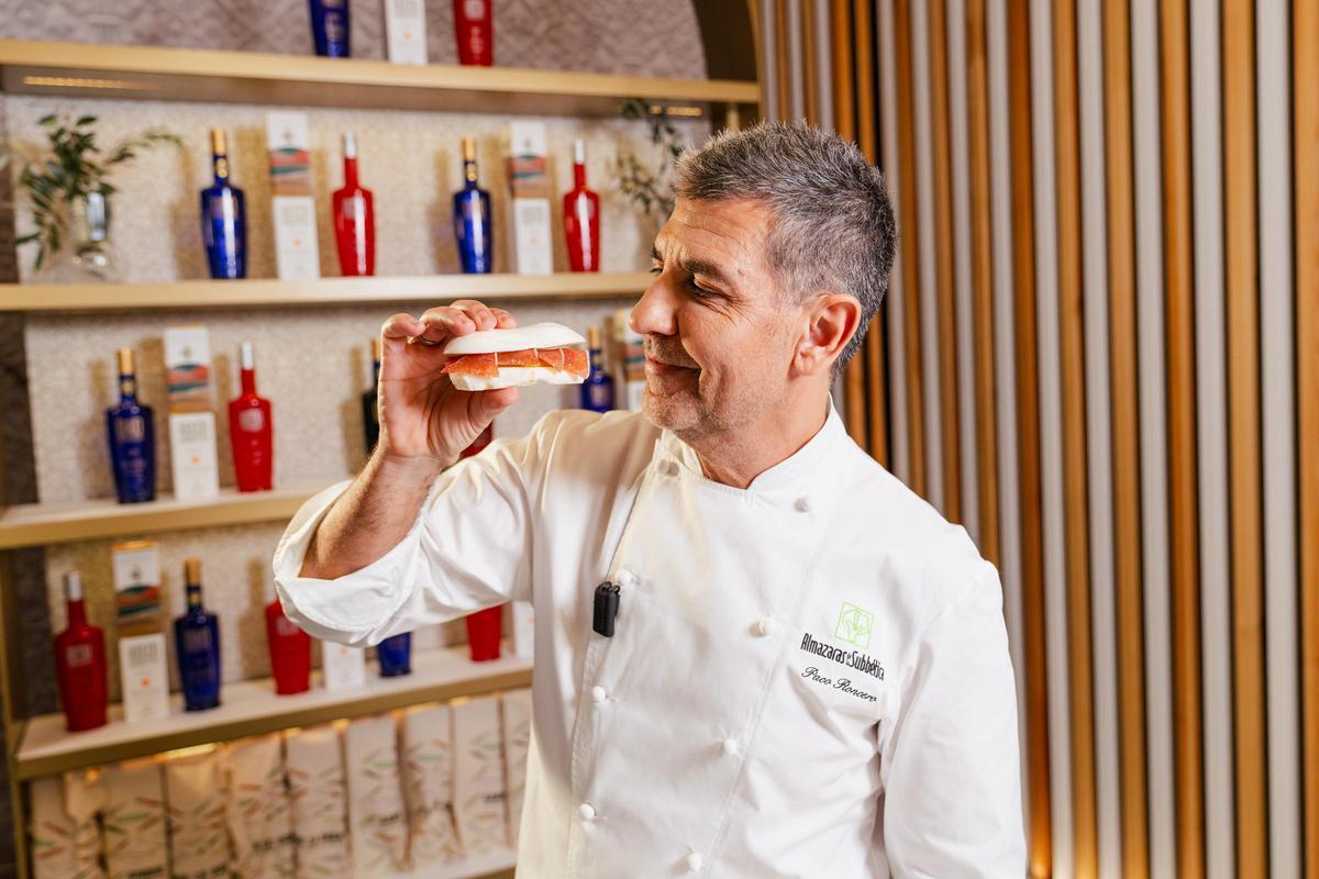 El chef Paco Roncero junto a su bocadillo de jamón reinterpretado.