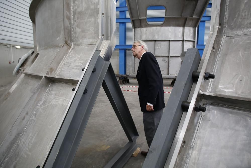 Visita de una delegación internacional a la nave de Asturfeito para un proyecto nuclear