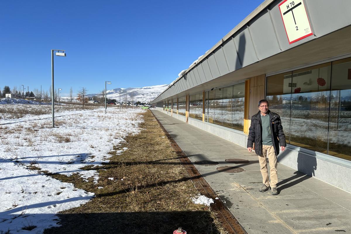 El director general de l'Hospital de Cerdanya, Xavier Conill, al costat del solar on es projecta un edifici annex d'uns 2.000 metres quadrats
