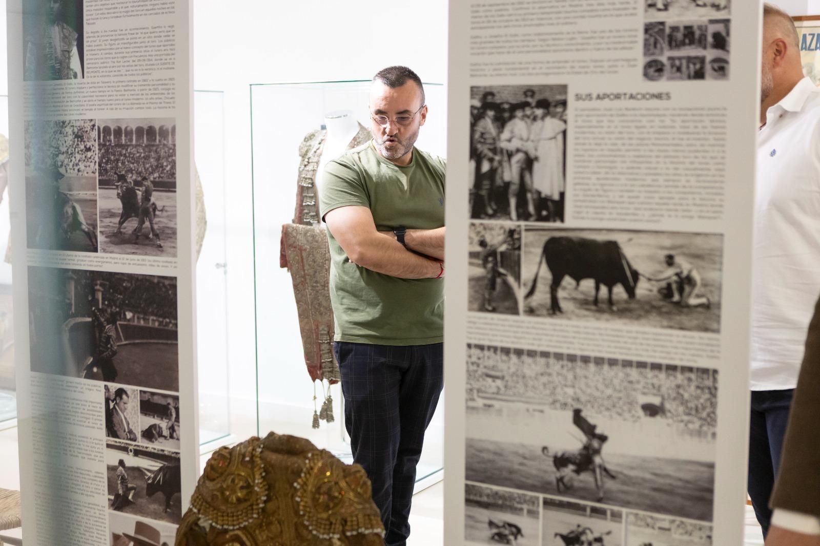 Fotos de la visita del alcalde y la comisión taurina de Vila-real al Museu del Bou de Burriana