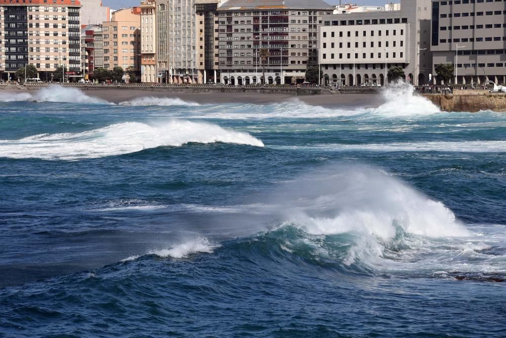 Cerrado el acceso a las playas con alerta por temporal costero