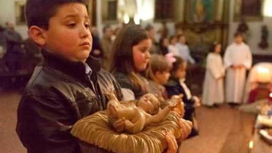 En primer término, Víctor Fernández, con el Niño Jesús en brazos.