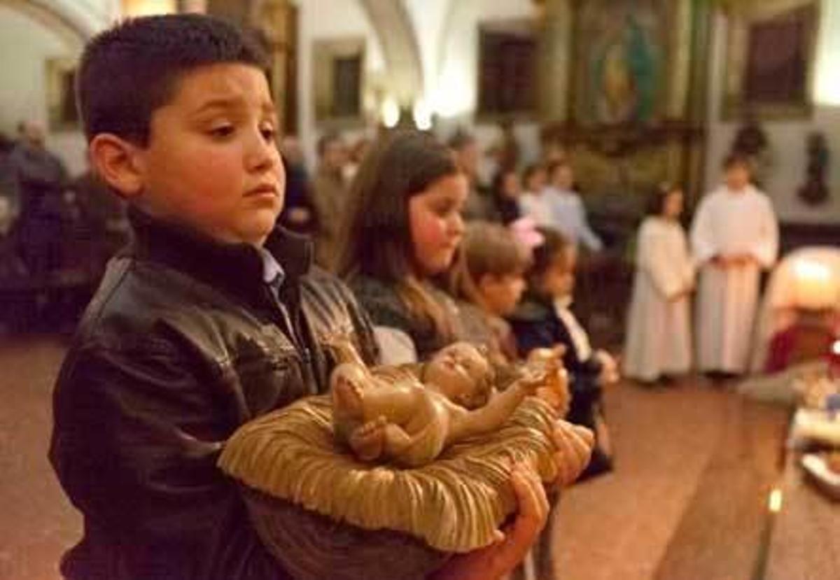 En primer término, Víctor Fernández, con el Niño Jesús en brazos.