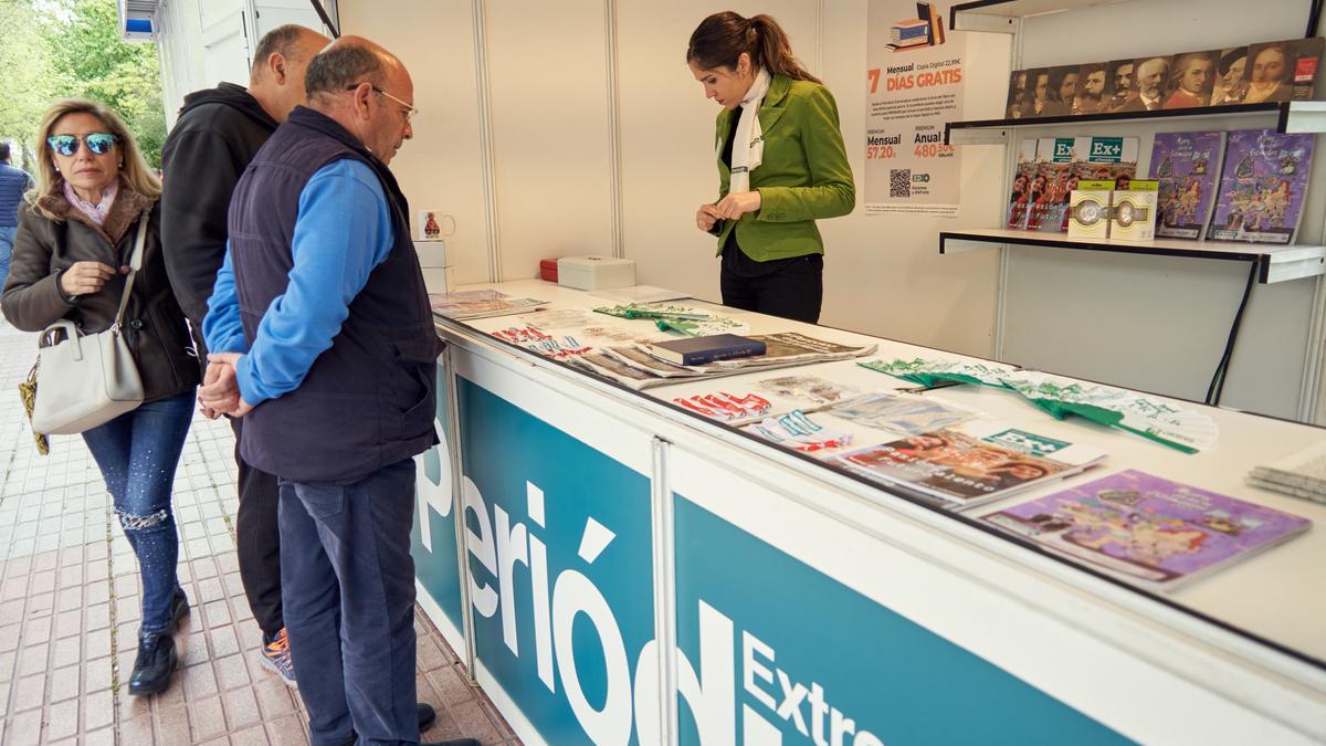 Expositor de El Periódico Extremadura en la Feria del Libro.