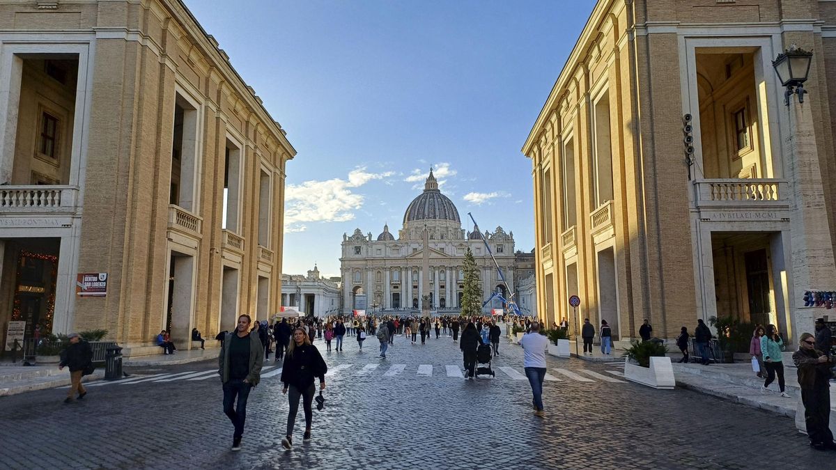 Decenas de madrileños en la primera concentración LGTBI+ masiva en la historia de El Vaticano: "Entendemos que León XIV está dispuesto a escucharnos"