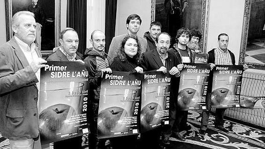 Participantes en la presentación, ayer, del certamen «Primer sidre l&#039;añu».