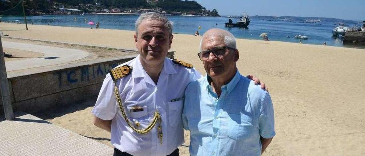 Julio César Hoffman y Fernando Otero, ayer con la playa de Banda do Río al fondo. // Gonzalo Núñez