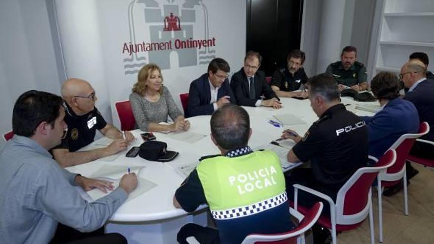 Imagen de la Junta Local de Seguridad celebrada ayer en el Ayuntamiento de Ontinyent.