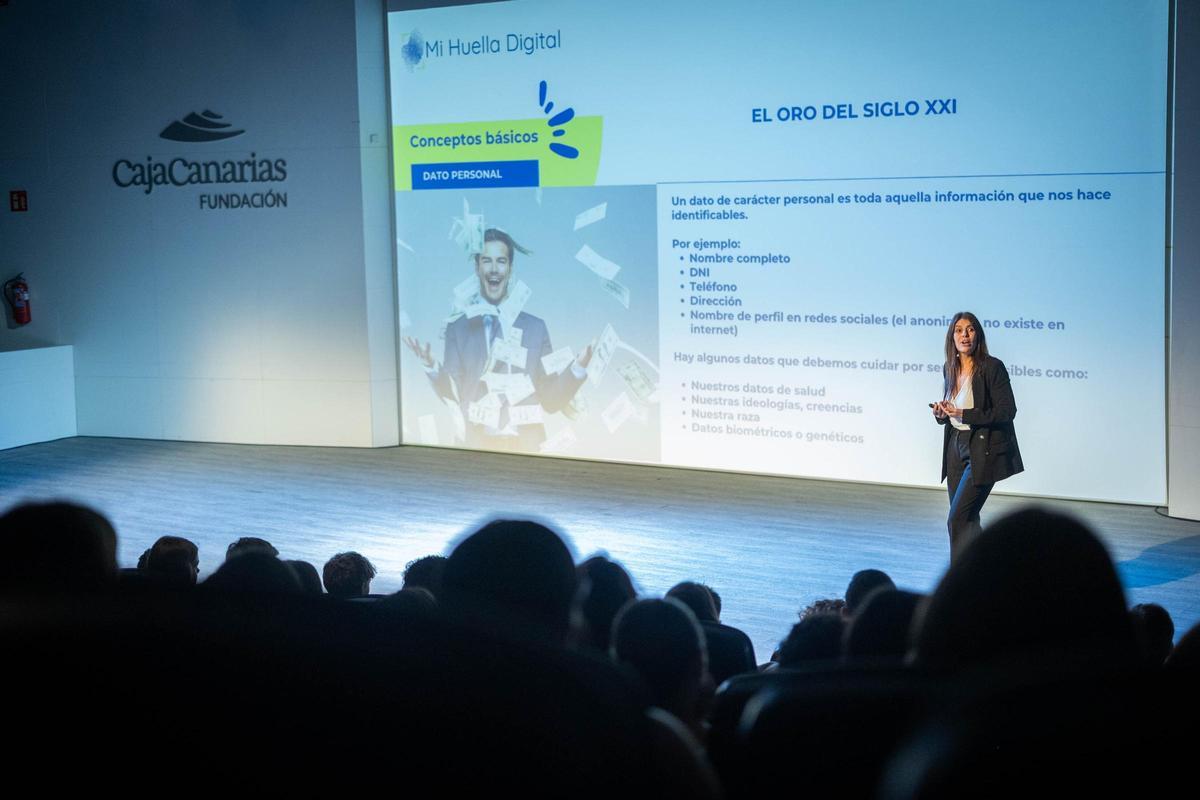 María Jesús López, coordinadora del proyecto ‘Mi Huella Digital’, durante uno de los talleres de ‘Circuito Relife’.