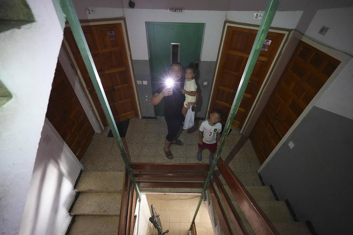 Els afectats s'utilitzen de llanternes per moure's per l'escala