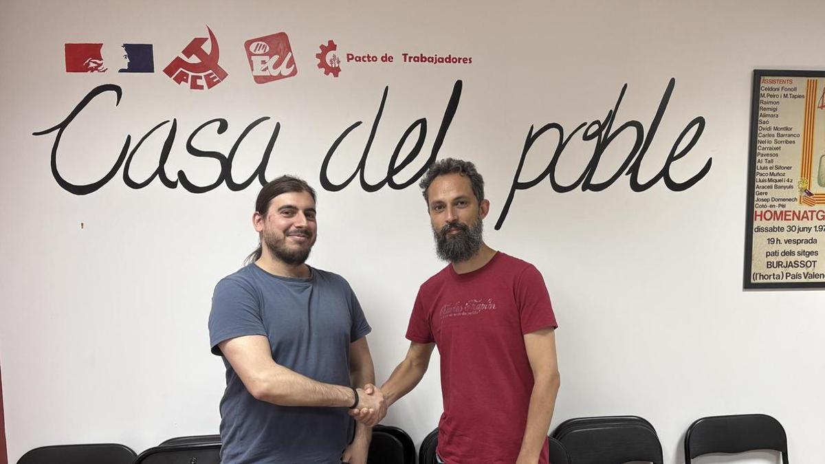 El coordinador de Totes (izquierda),Adrián Juste, y el de EU, Iván Arbildua, en la firma del acuerdo de confluencia.
