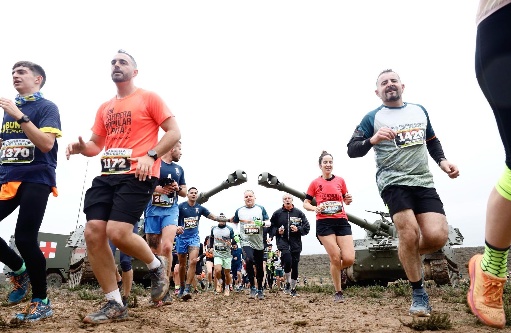 En imágenes | La lluvia no desanima a los participantes de la Carrera del Ebro