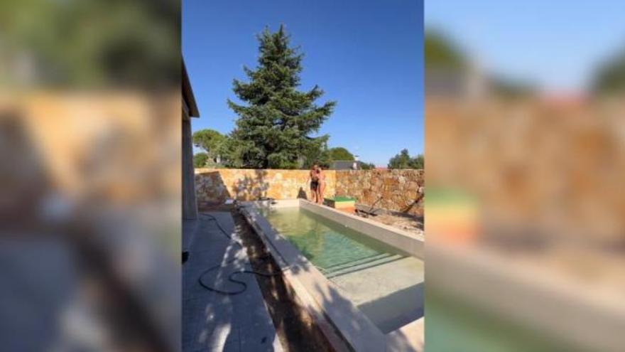 Patricia Steisy y Pablo Pisa estrenan su nueva piscina