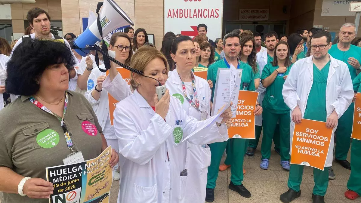La huelga médica paraliza quirófanos y consultas de especialistas en la Región