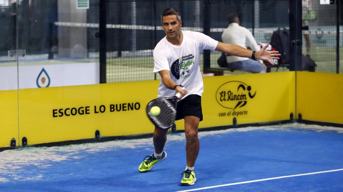 Un jugador en Pádel Plaza en la II Jornada de Pádel de Aspace Zaragoza