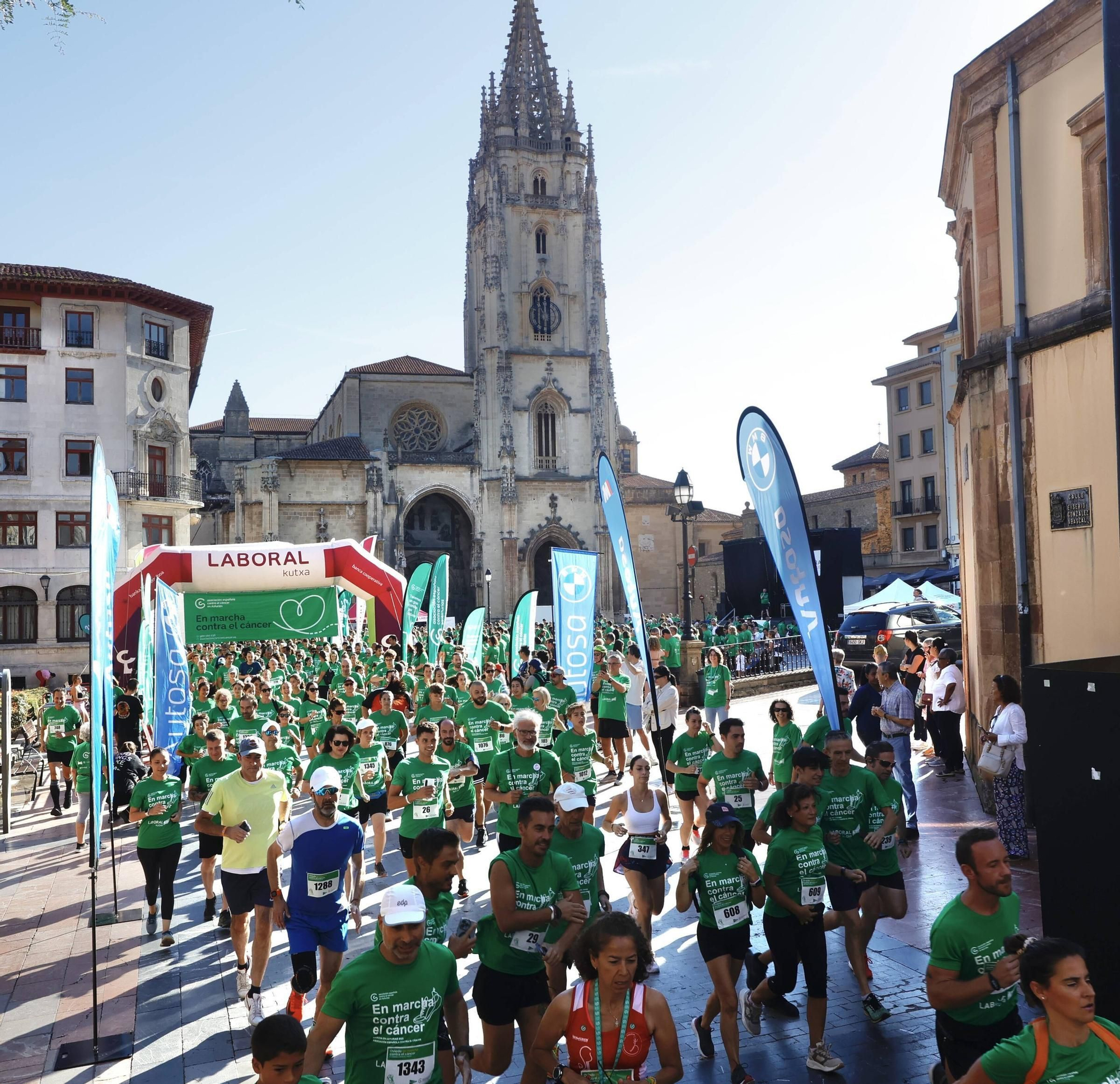 Marea verde de 1.500 corredores contra el cáncer en Oviedo