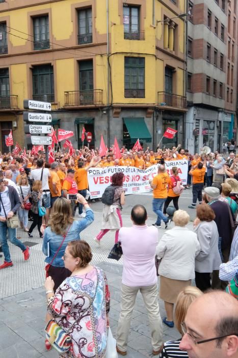 Siete mil personas claman en Langreo contra el cierre de Vesuvius