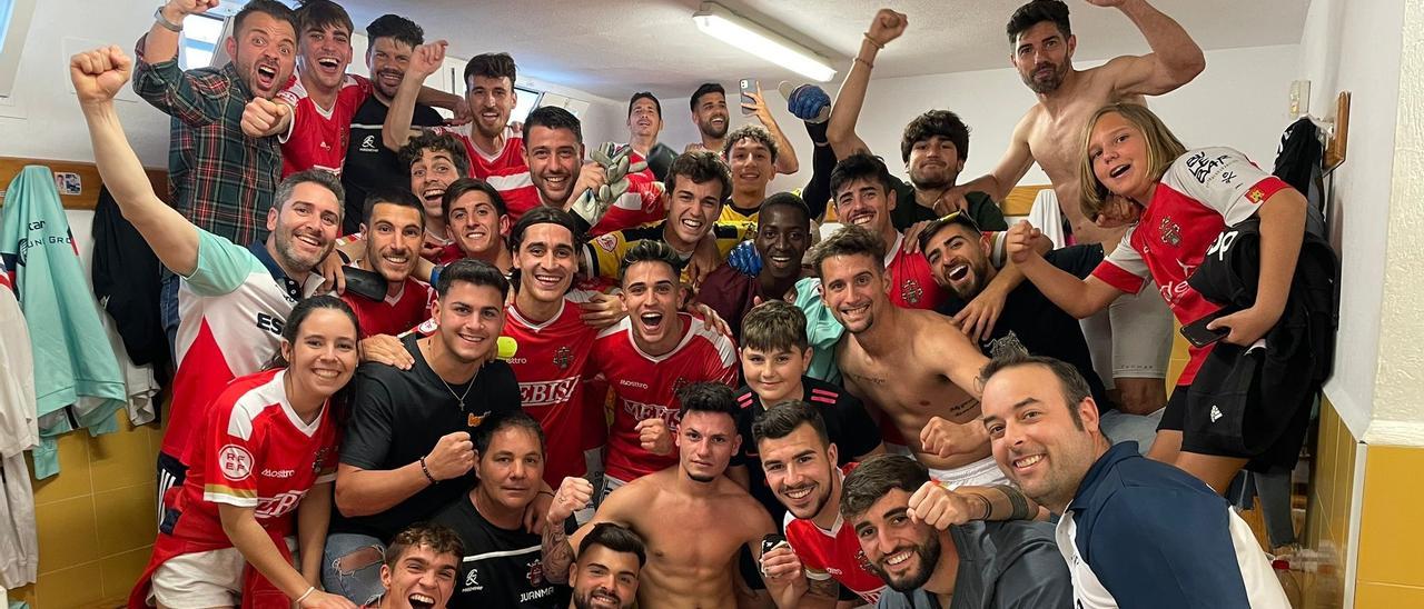 Los futbolistas y el cuerpo técnico del Atlético Espeleño celebran el triunfo ante el Córdoba CF B.