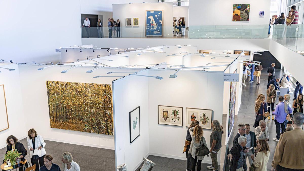 Blick in den "Gran Saló" und auf den Messestand der Galerie Kewenig.