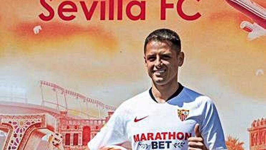 Chicharito, con la camiseta del Sevilla CF.