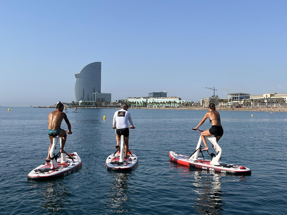 Bikesurf, las nuevas bicis acuáticas  surfean en la playa de la Barceloneta