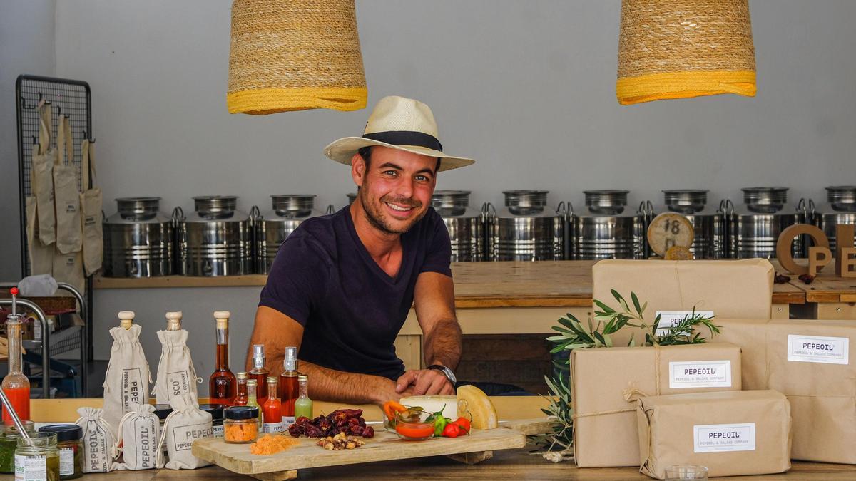 Pepe Maya, responsable de la marca Pepe Oil, la pasada semana en la finca del sur de Gran Canaria donde se cultivan los productos con los cuales elaboran las salsas