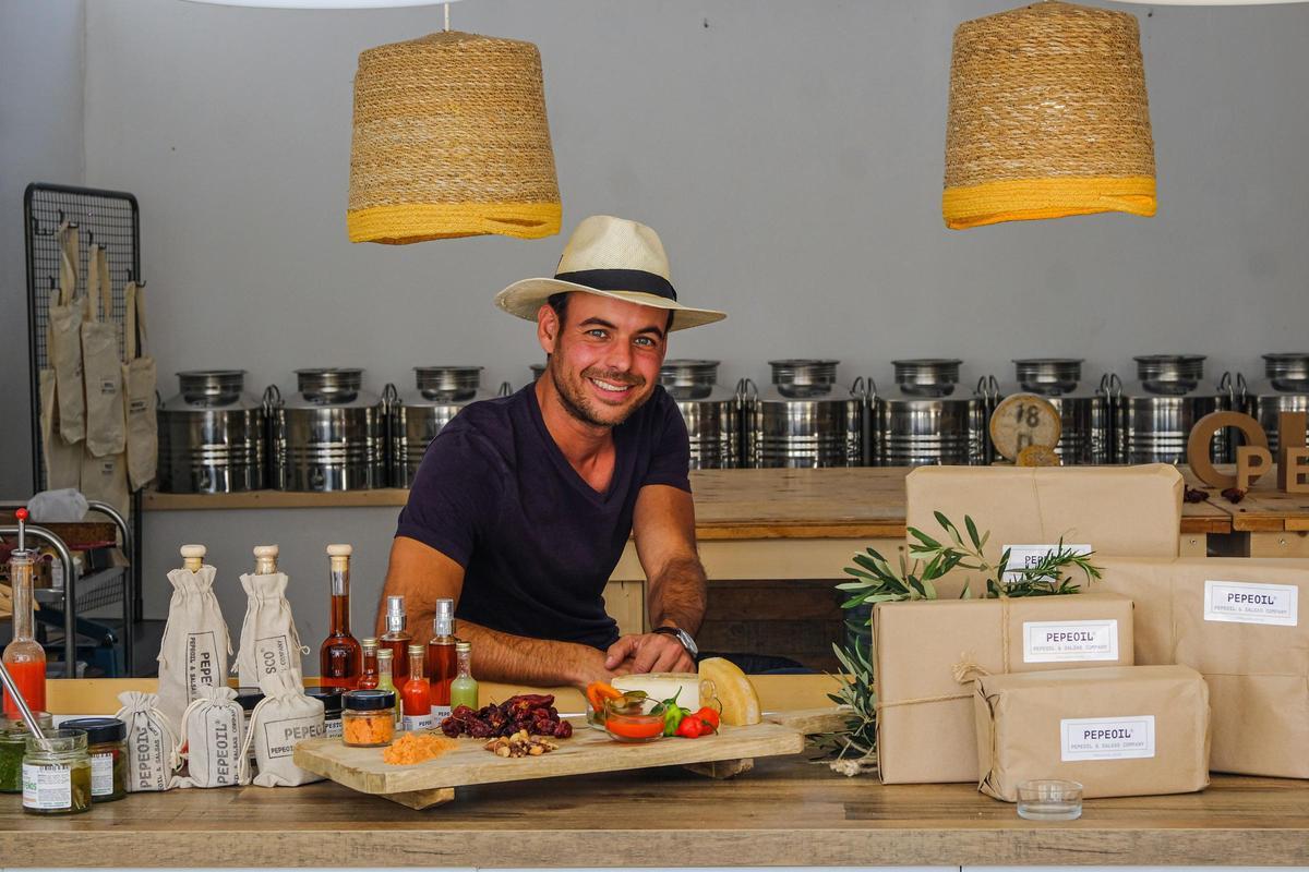Pepe Maya, responsable de la marca Pepe Oil, la pasada semana en la finca del sur de Gran Canaria donde se cultivan los productos con los cuales elaboran las salsas