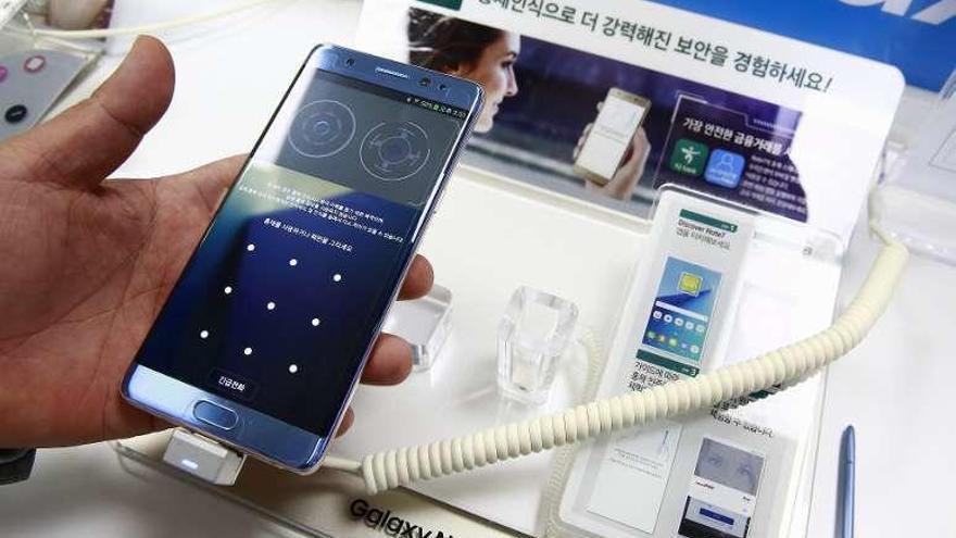 Un hombre sostiene un teléfono Galaxy Note 7 de Samsung.