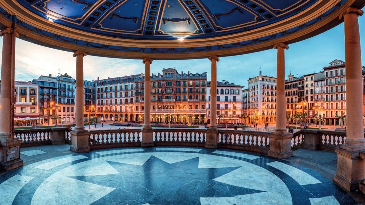 La ciudad de Pamplona se abre frente a un kiosko en la Plaza del Castillo