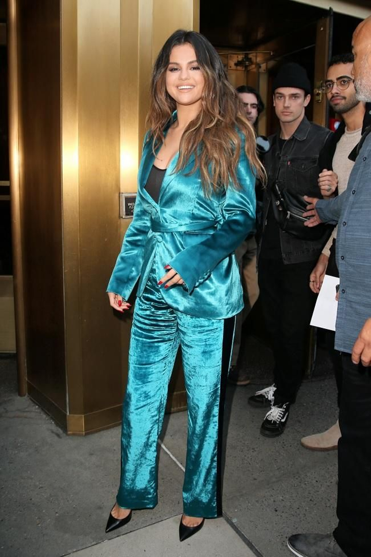 Selena Gómez con traje de pantalón y chaqueta de terciopelo