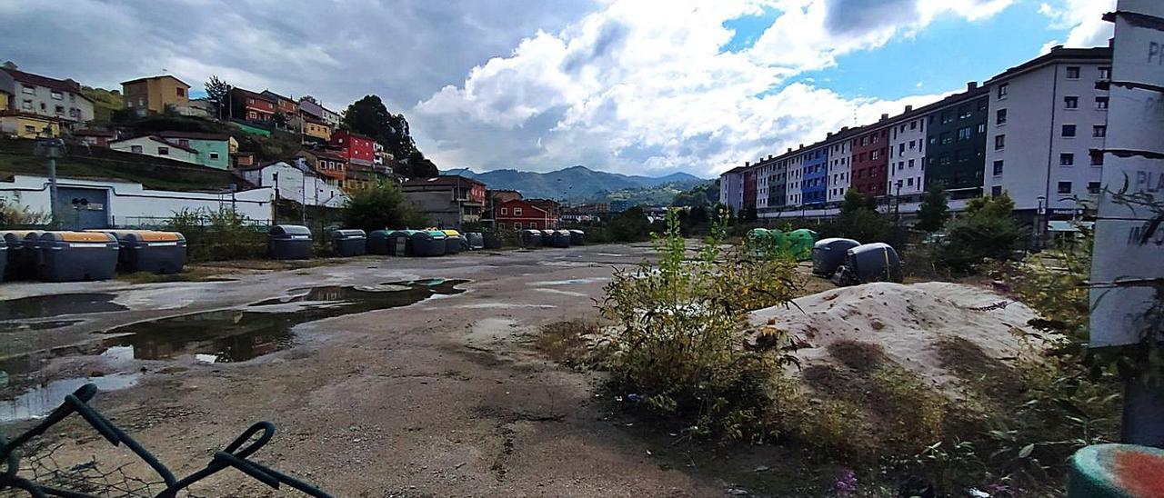 La parcela de Langreo Centro que se destinará a viviendas, con el barrio del Puente a la izquierda. | M. Á. G.