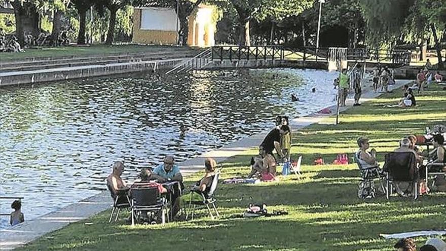 El alcalde se muestra optimista en que la piscina natural obtendrá la bandera azul