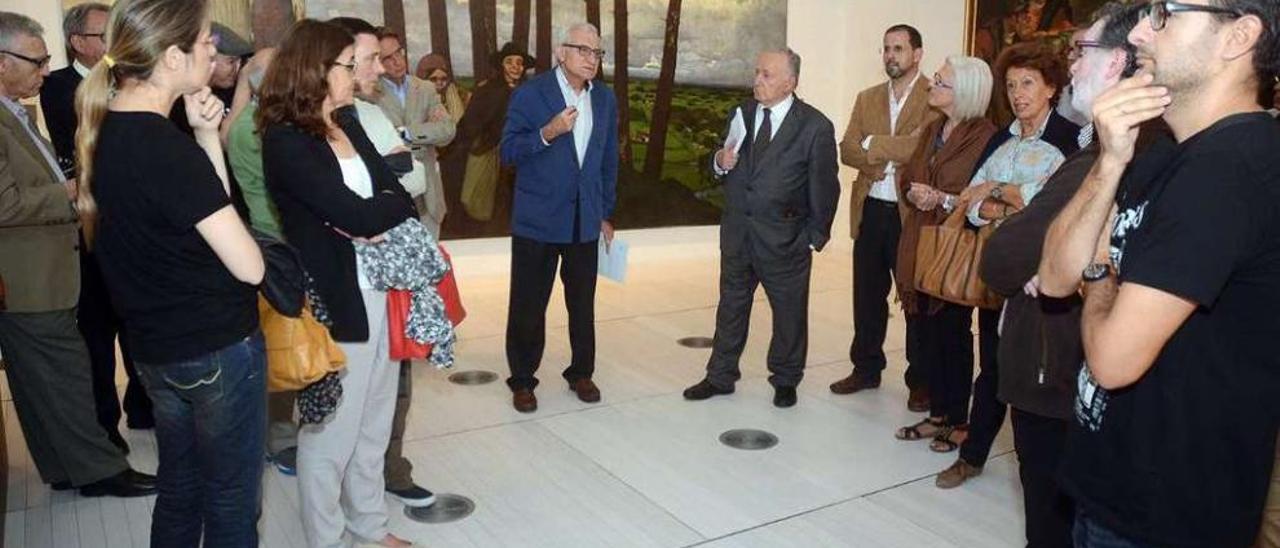 Un momento de la visita guiada a las salas Castelao con Carlos Valle y Alonso Montero.