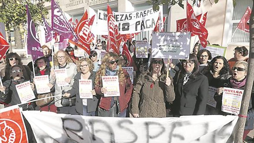 Las limpiadoras en huelga confían en que presidencia les dé solución