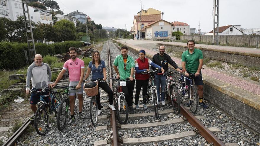 Miembros de la asociación A Golpe de Pedal en la antigua estación de Chapela para reclamar la vía verde. / Ricardo Grobas