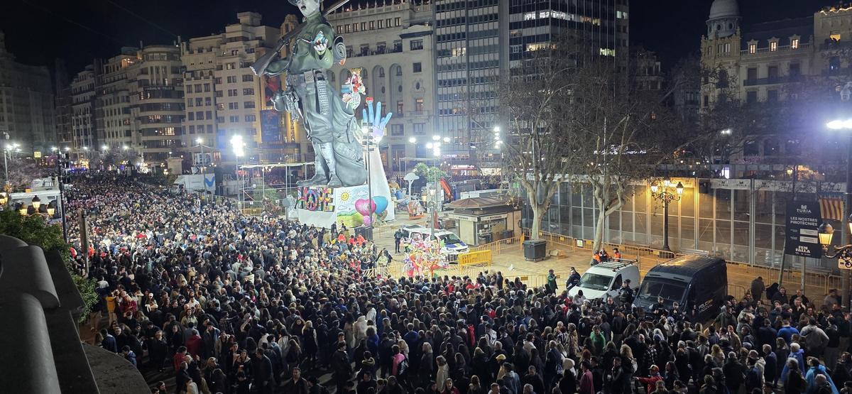 Multitudes en la Plaza del Ayuntamiento al acabar la pirotecnia.