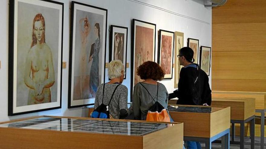 Uns visitants contemplen les obres del Centre Picasso de Gósol