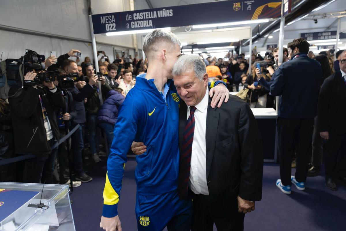 ¡Hansi Flick y los jugadores ejercen su derecho a voto junto a Joan Laporta! ¡Hansi Flick y los jugadores ejercen su derecho a voto junto a Joan Laporta!