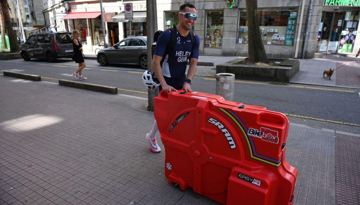 Un atleta británico con su maleta especial para la bicicleta. | R. V.