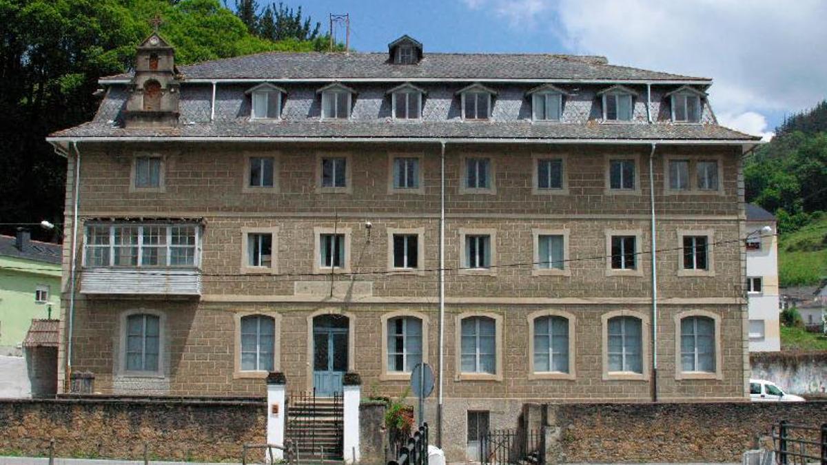 Edificio de la antigua Escuela Hogar de Navelgas.