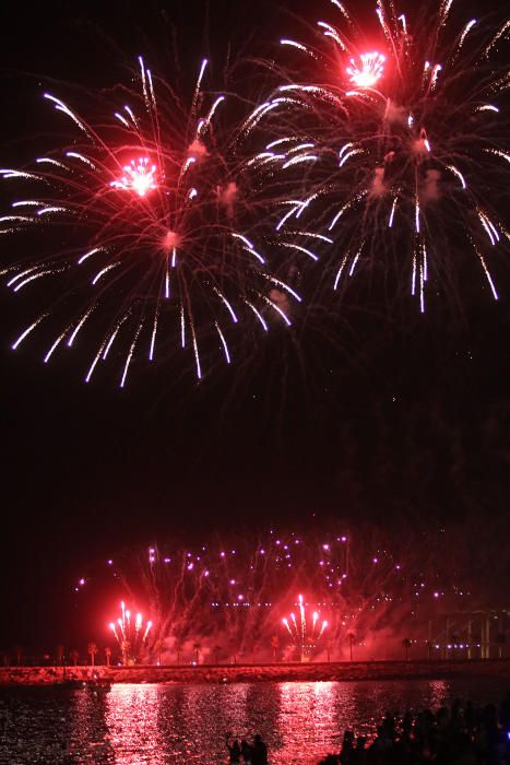 Como es tradición, el espectáculo pirotécnico da paso a días de fiesta en Málaga. Y como cada año, cientos de jóvenes siguieron los fuegos desde la playa de La Malagueta