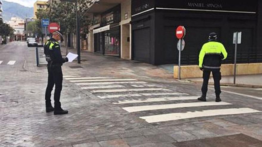 Policías locales en labores de control en el confinamiento. | L. O.