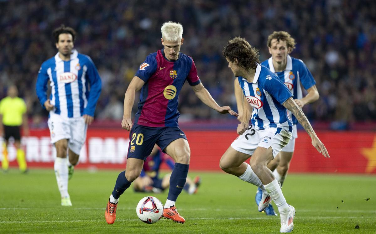 Dani Olmo ante Carlos Romero en el Barça-Espanyol de LaLiga 2024/25