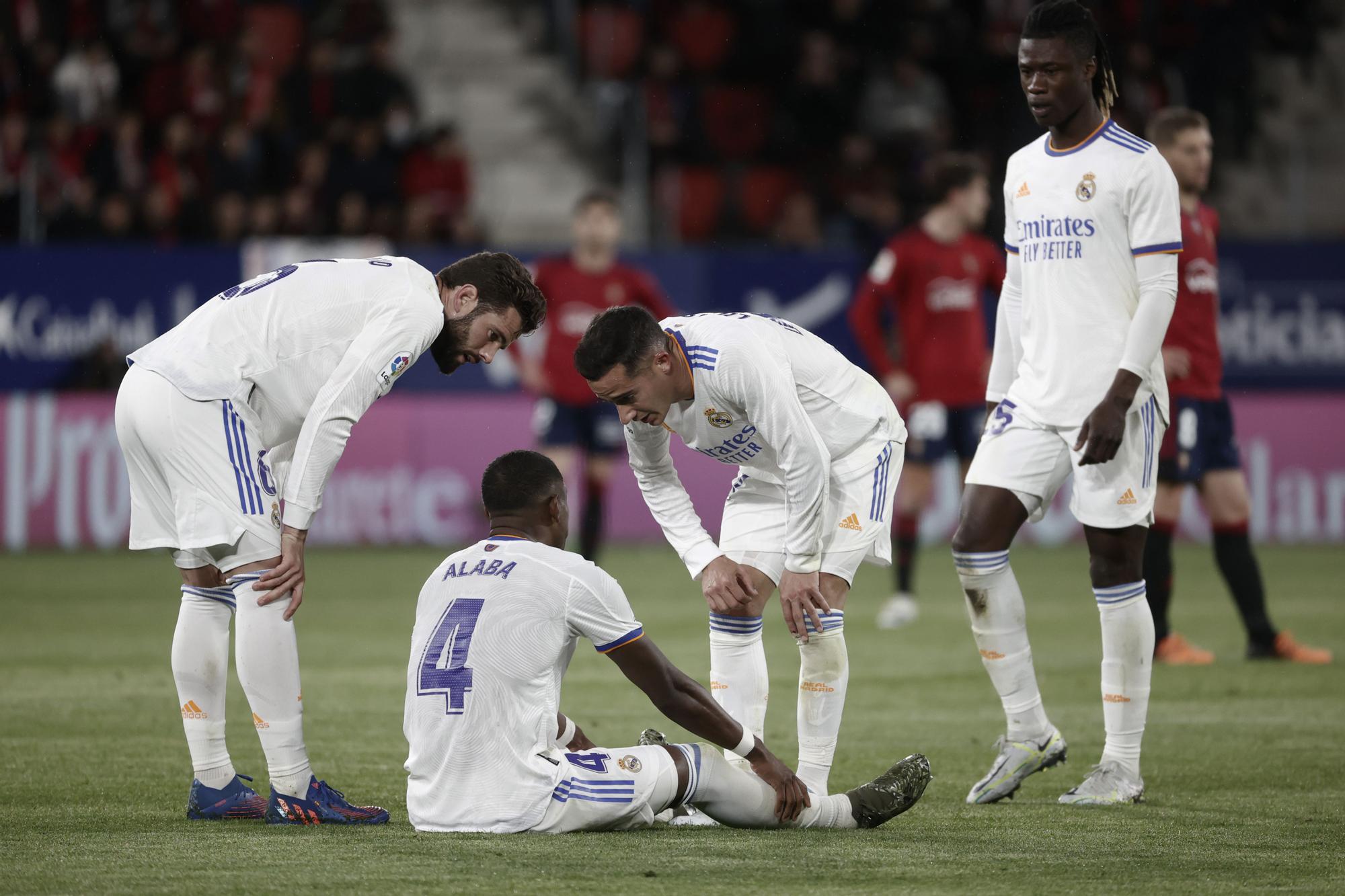 El jugador del Real Madrid, David Alaba, en el suelo y rodeado de Nacho, Lucas Vázquez y Camavinga tras lesionarse contra Osasuna.